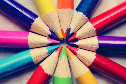 free photo of brillant fond d ecran crayons de couleur circulaire